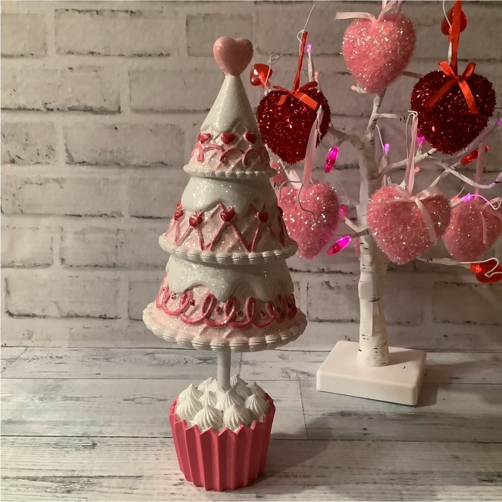 LOVE AND CUPCAKES 13in Candy Valentine Tree
